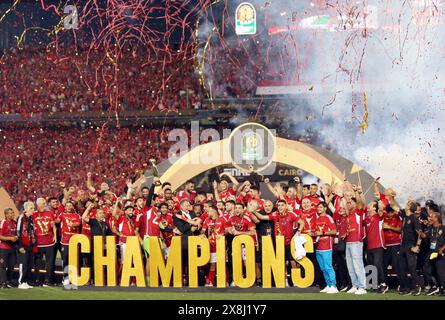 Cairo, Egitto. 25 maggio 2024. I membri dell'al Ahly festeggiano dopo aver vinto l'ultima partita tra al Ahly dell'Egitto e ES Tunis della Tunisia alla CAF Champions League 2024 al Cairo, in Egitto, il 25 maggio 2024. Crediti: Ahmed Gomaa/Xinhua/Alamy Live News Foto Stock