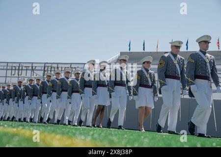 West Point, Stati Uniti. 25 maggio 2024. I laureati arrivano per la cerimonia di laurea della classe 2024 dell'Accademia militare degli Stati Uniti a West Point, New York, il 25 maggio 2024. Il presidente Joe Biden ha tenuto un discorso di inizio. Ha ribadito il sostegno degli Stati Uniti all'Ucraina, tuttavia ha menzionato che nessun esercito americano sarà dispiegato in Ucraina. Ha menzionato l'invio di aiuti umanitari alla popolazione di Gaza da parte dei militari. 1.231 cadetti entrarono a West Point nel 2020 e 1, 036 laureati. (Foto di Lev Radin/Sipa USA) credito: SIPA USA/Alamy Live News Foto Stock