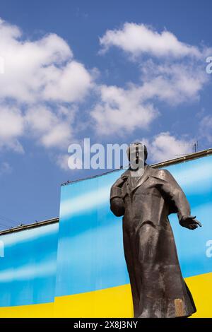 Una statua di un'importante figura Ucraina con una bandiera Ucraina in una giornata di sole Foto Stock