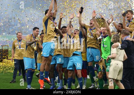 San Pietroburgo, Russia. 25 maggio 2024. Gustavo Mantuan (31), Marcilio Florencio Mota Filho, conosciuto come Nino (L), Aleksandr Kovalenko (18), Mikhail Kerzhakov (41) di Zenit visto in azione durante la partita di calcio della Premier League russa tra Zenit San Pietroburgo e Rostov Rostov-sul-Don alla Gazprom Arena. Punteggio finale; Zenit 2:1 Rostov. Sulla cerimonia di assegnazione delle medaglie d'oro nella vittoria del campionato russo di calcio. Zenit ha vinto la medaglia d'oro del campionato russo di calcio. Credito: SOPA Images Limited/Alamy Live News Foto Stock