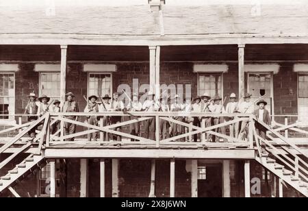 Cherokee Light Horsemen a guardia del pagamento del Cherokee Outlet a Fort Gibson, nella Cherokee Nation, 1894. Foto Stock