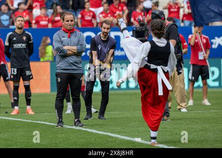 Pamplona, Spagna. 25 maggio 2024. Jagoba Arrasate allenatore del CA Osasuna visto in azione durante il calcio spagnolo del campionato EA, partita tra CA Osasuna e Villarreal CF al Sadar Stadium. Punteggi finali; CA Osasuna 1:1 Villarreal CF. Credito: SOPA Images Limited/Alamy Live News Foto Stock