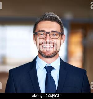 Uomo d'affari aziendale, ritratto e felice in ufficio con fiducia per leader nella società finanziaria. Professionale, dipendente e volto del manager con Foto Stock
