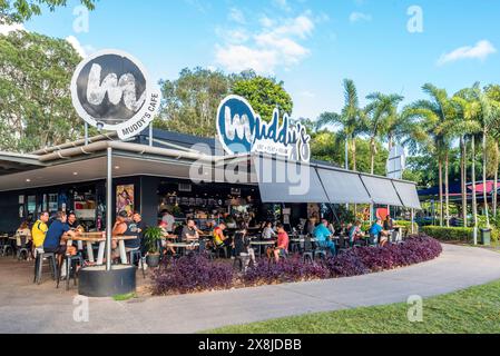 Il popolare Muddys Cafe (dopo la costa fangosa del porto di Cairns) apre presto per il caffè e le colazioni sulla Cairns Esplanade nel Queensland Foto Stock