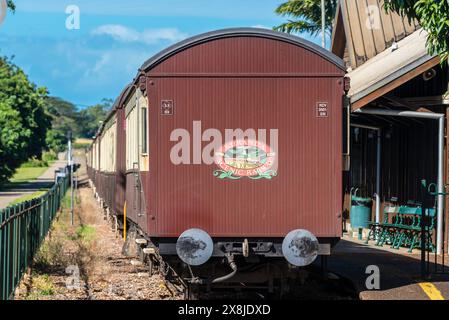 Alcuni dei vagoni ferroviari storici della Kuranda Scenic Railway che corre tra Kuranda e Cairns nel nord del Queensland, Australia Foto Stock