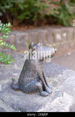 Razza di cane ungherese, una mini statua in bronzo dello scultore ungherese ucraino Mihaly Kolodko, Budapest, Ungheria Foto Stock