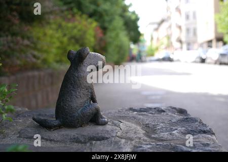 Razza di cane ungherese, una mini statua in bronzo dello scultore ungherese ucraino Mihaly Kolodko, Budapest, Ungheria Foto Stock