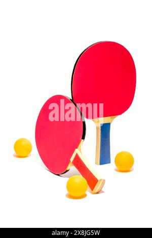 Due racchette da ping pong su sfondo bianco Foto Stock