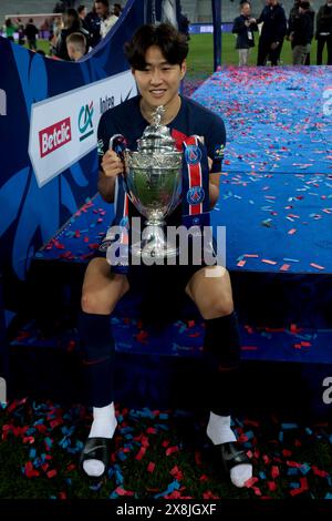 Lee Kang-in del PSG celebra la vittoria dopo la finale di Coppa di Francia tra Olympique Lyonnais (OL, Lione) e Paris Saint-Germain (PSG) il 25 maggio 2024 allo Stade Pierre Mauroy, Decathlon Arena di Villeneuve-d'Ascq vicino Lille, Francia - foto Jean Catuffe/DPPI Credit: DPPI Media/Alamy Live News Foto Stock