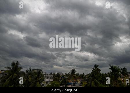 Kolkata, India. 26 maggio 2024. Le nuvole si sono intensificate sulla città di Kolkata con una grave tempesta ciclonica "REMAL" che ha colpito le coste del Bengala Occidentale e del Bangladesh domenica a mezzanotte. L'aeroporto di Kolkata sospenderà le operazioni di volo per 21 ore da mezzogiorno. L'IMD ha messo in guardia dalle piogge estremamente pesanti nei distretti costieri del Bengala occidentale e dalle piogge molto pesanti a quelle del nord di Orissa la domenica e il lunedì a causa del sistema meteorologico. Credito: SOPA Images Limited/Alamy Live News Foto Stock