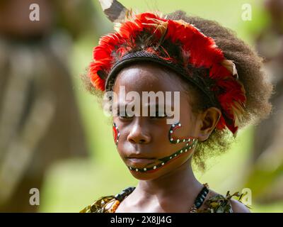 Bellissime ballerine cantando nell'isola di Kwato, nella baia di Milne, in Papua nuova Guinea Foto Stock
