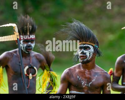 Bellissime ballerine cantando nell'isola di Kwato, nella baia di Milne, in Papua nuova Guinea Foto Stock