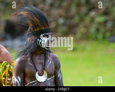 Bellissime ballerine cantando nell'isola di Kwato, nella baia di Milne, in Papua nuova Guinea Foto Stock