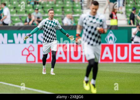 Brema, Germania. 18 maggio 2024. firo : 18.05.2024, calcio, calcio, 1. Campionato, 1. Bundesliga, stagione 2023/2024, SV Werder Brema - VfL Bochum Jiri Pavlenka (SV Werder Brema) prima della partita, in primo piano Michael Zetterer (SV Werder Brema) crediti: dpa/Alamy Live News Foto Stock