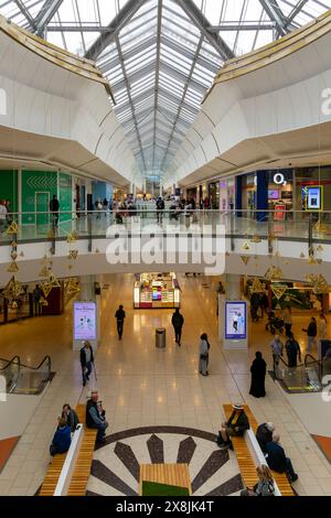 Persone e negozi all'interno del centro commerciale Lakeside, West Thurrock, Essex, Inghilterra, Regno Unito Foto Stock