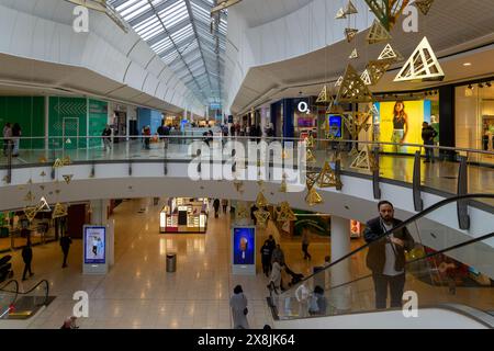 Persone e negozi all'interno del centro commerciale Lakeside, West Thurrock, Essex, Inghilterra, Regno Unito Foto Stock