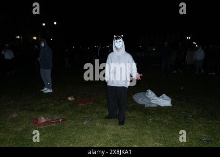 EDAN On, e altri hanno attaccato i manifestanti per ore fino alla mattina presto al campus dell'Università della California a Los Angeles il 30 aprile 2024. Foto Stock