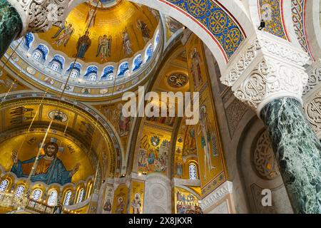 Belgrado, Serbia - 29 aprile 2024: Splendidi affreschi dorati e architetture ornate adornano i soffitti e le pareti della Chiesa di Santa Sava a Belgr Foto Stock