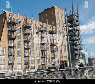 Blocco di appartamenti con vista su Limehouse Cut e Limehouse Marina, Limehouse, Tower Hamlets, Londra, Regno Unito - appartamenti di lusso, docklands, ponte su Limehouse C. Foto Stock