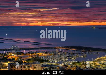 Città di la Ràpita e baia di Alfacs, nel Delta dell'Ebro, in un'alba rossastra vista dal punto panoramico de la Guardiola (Tarragona, Catalogna, Spagna) Foto Stock