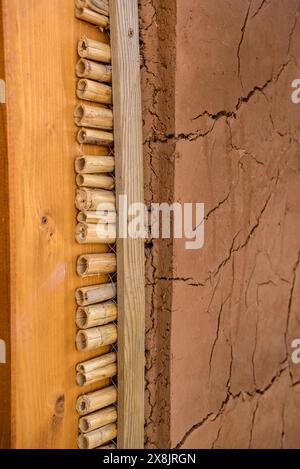 Salvador Gómez, uno degli ultimi maestri costruttori di capanne del Delta dell'Ebro in una capanna che stanno costruendo a Sant Jaume d'Enveja (Tarragona, Catalogna, Spagna) Foto Stock