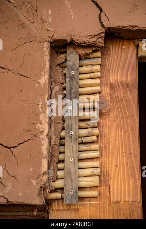 Salvador Gómez, uno degli ultimi maestri costruttori di capanne del Delta dell'Ebro in una capanna che stanno costruendo a Sant Jaume d'Enveja (Tarragona, Catalogna, Spagna) Foto Stock