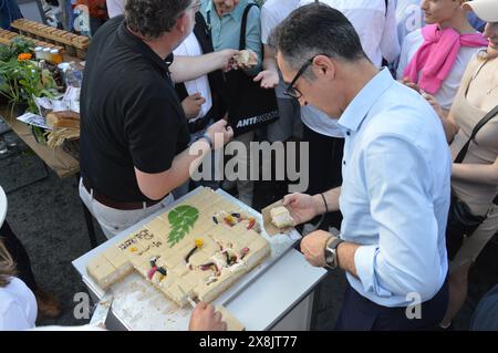 Berlino, Germania - 25 maggio 2024 - il ministro federale dell'alimentazione e dell'agricoltura CEM Özdemir distribuisce fette di torta al festival del 75° anniversario della legge fondamentale tedesca vicino all'edificio della Cancelleria federale. (Foto di Markku Rainer Peltonen) Foto Stock