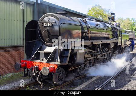 Il motore del treno a vapore si riempie d'acqua alla stazione di Pickering nella stazione ferroviaria di Pickering North Yorkshire Inghilterra Regno Unito Europa Foto Stock