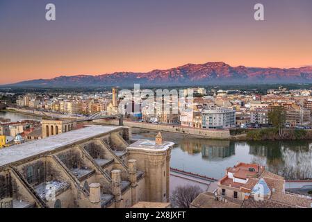 Tortosa all'alba, vista dal castello di Suda. In primo piano la cattedrale e il fiume Ebro. Sullo sfondo, i porti (Tarragona, Spagna) Foto Stock