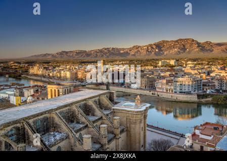 Tortosa all'alba, vista dal castello di Suda. In primo piano la cattedrale e il fiume Ebro. Sullo sfondo, i porti (Tarragona, Spagna) Foto Stock