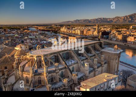 Tortosa all'alba, vista dal castello di Suda. In primo piano la cattedrale e il fiume Ebro. Sullo sfondo, i porti (Tarragona, Spagna) Foto Stock