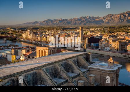 Tortosa all'alba, vista dal castello di Suda. In primo piano la cattedrale e il fiume Ebro. Sullo sfondo, i porti (Tarragona, Spagna) Foto Stock