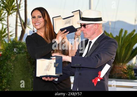 Karla Sofia Gascon und Jacques Audiard mit dem Preis der Jury für "Emilia Perez" beim Photocall mit den Preisträgern auf dem Festival de Cannes 2024 / 77. Internationale Filmfestspiele von Cannes am Palais des Festivals. Cannes, 25.05.2024 Foto Stock