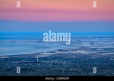 La baia e il punto del Fangar visti dal parco eolico Baix Ebre al tramonto (Tarragona, Catalogna, Spagna) ESP: La Punta y Bahía del Fangar (Delta del Ebro) Foto Stock