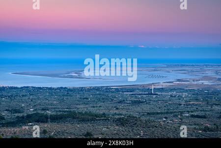 La baia e il punto del Fangar visti dal parco eolico Baix Ebre al tramonto (Tarragona, Catalogna, Spagna) ESP: La Punta y Bahía del Fangar (Delta del Ebro) Foto Stock