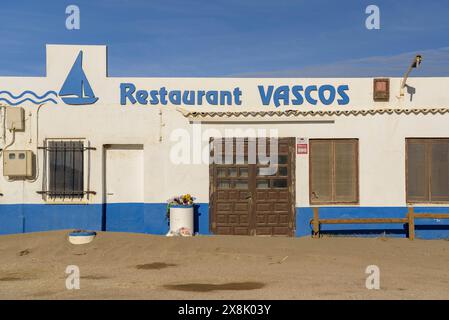 Ristorante Vascos, alla fine della spiaggia di la Marquesa, protetto da un muro di pietra, nel Delta dell'Ebro (Tarragona, Catalogna, Spagna) Foto Stock