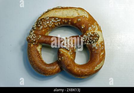 Pretzel isolati su sfondo bianco Foto Stock