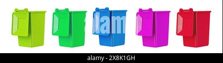 Posizionare un contenitore in plastica grande isolato su sfondo bianco. Contenitori per rifiuti con coperchio. Concetto di pulizia, separazione dei rifiuti e igiene pubblica. File con Foto Stock