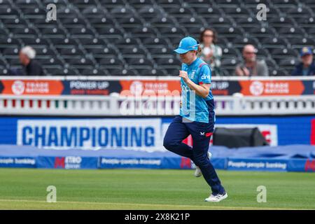 Taunton, Regno Unito. 26 maggio 2024. Heather Knight porta l'Inghilterra fuori durante il secondo incontro ODI femminile della Metro Bank tra England Women e Pakistan Women al Cooper Associates County Ground, Taunton, Inghilterra, il 26 maggio 2024. Foto di Stuart Leggett. Solo per uso editoriale, licenza richiesta per uso commerciale. Non utilizzare in scommesse, giochi o pubblicazioni di singoli club/campionato/giocatori. Crediti: UK Sports Pics Ltd/Alamy Live News Foto Stock