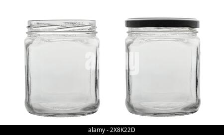Due vasetti vuoti trasparenti, senza coperchio e con coperchio, per la conservazione. Isolato su sfondo bianco. Il file contiene il percorso di ritaglio Foto Stock