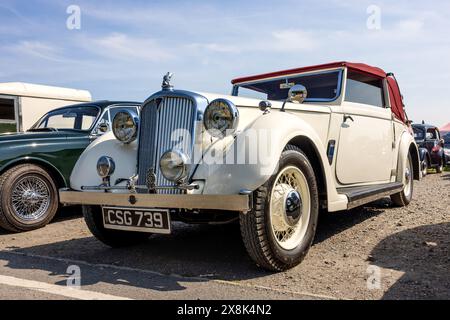 1939 Rover Drophead Coupé 14hp, in mostra al Best of British Airshow tenutosi a Shuttleworth il 12 maggio 2024. Foto Stock