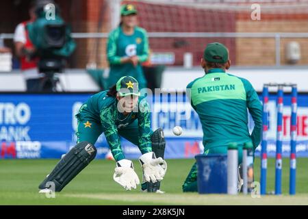 Taunton, Regno Unito. 26 maggio 2024. Najiha Alvi, wicketkeeper pakistana, si scalda durante il secondo incontro di ODI femminile della Metro Bank tra England Women e Pakistan Women al Cooper Associates County Ground, Taunton, Inghilterra, il 26 maggio 2024. Foto di Stuart Leggett. Solo per uso editoriale, licenza richiesta per uso commerciale. Non utilizzare in scommesse, giochi o pubblicazioni di singoli club/campionato/giocatori. Crediti: UK Sports Pics Ltd/Alamy Live News Foto Stock