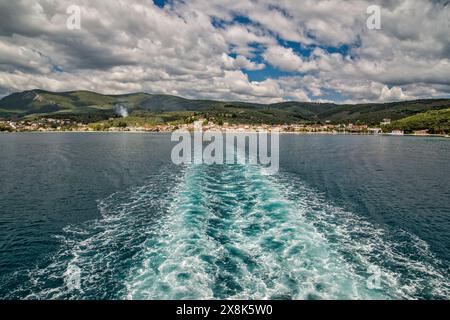 Risveglio in barca, vista della città di Glyfa dal traghetto Michalakis III, attraversamento del Golfo del Mali nel Mar Egeo occidentale da Glyfa a Agiokambos sull'isola di Evia, Grecia Foto Stock