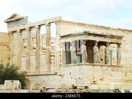 L'antico Eretteo del Tempio ionico con il famoso Portico cariatide, situato sull'Acropoli di Atene, Grecia Foto Stock
