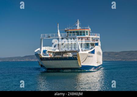 Traghetto Anna Maria, in avvicinamento al terminal di Oropos dopo aver attraversato il Golfo Egeo meridionale nel Mar Egeo occidentale da Eretria all'isola di Evia, Grecia Foto Stock