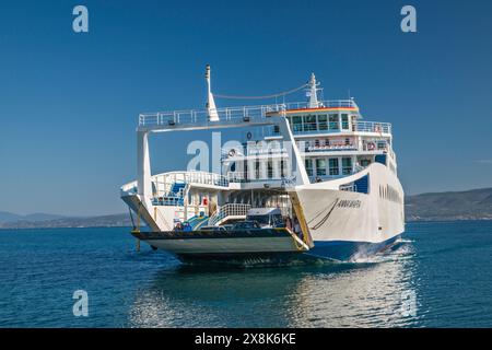 Traghetto Anna Maria, rampa di abbassamento quando ci si avvicina al terminal di Oropos dopo aver attraversato il Golfo dell'Egeo meridionale nel Mar Egeo occidentale da Eretria, Grecia Foto Stock