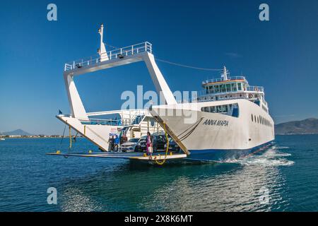 Traghetto Anna Maria, rampa di abbassamento quando ci si avvicina al terminal di Oropos dopo aver attraversato il Golfo dell'Egeo meridionale nel Mar Egeo occidentale da Eretria, Grecia Foto Stock