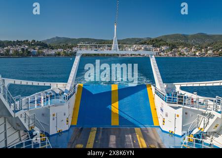 Rampa del piazzale presso il traghetto a doppia estremità Anna Maria, che attraversa il Golfo dell'Eubeo meridionale nel Mar Egeo occidentale da Oropos a Eretria sull'isola di Evia, Grecia Foto Stock