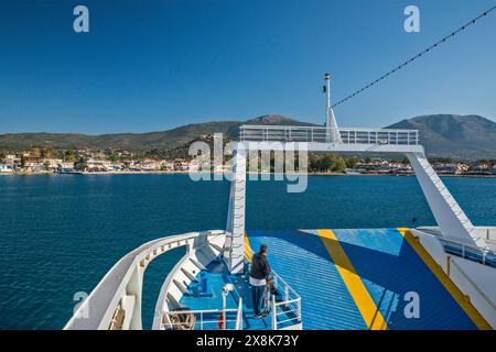 Rampa del piazzale presso il traghetto a doppia estremità Anna Maria, che attraversa il Golfo dell'Eubeo meridionale nel Mar Egeo occidentale da Oropos a Eretria sull'isola di Evia, Grecia Foto Stock