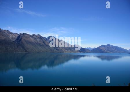 Montagne che si riflettono nel Lago Wakatipu, Isola del Sud, nuova Zelanda Foto Stock